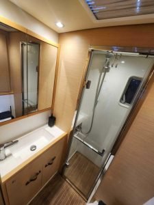bath, Lagoon 630 MY, power catamaran for sale