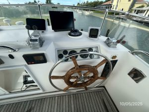 helm, Grand Banks 42 Classic, trawler for sale
