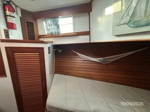 bed, Grand Banks 42 Classic, trawler for sale