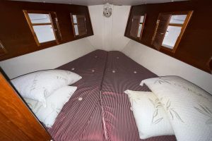 bed, Trident 40 Warrior, sailboat for sale