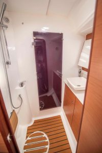 bath, Dufour 520, sailboat for sale