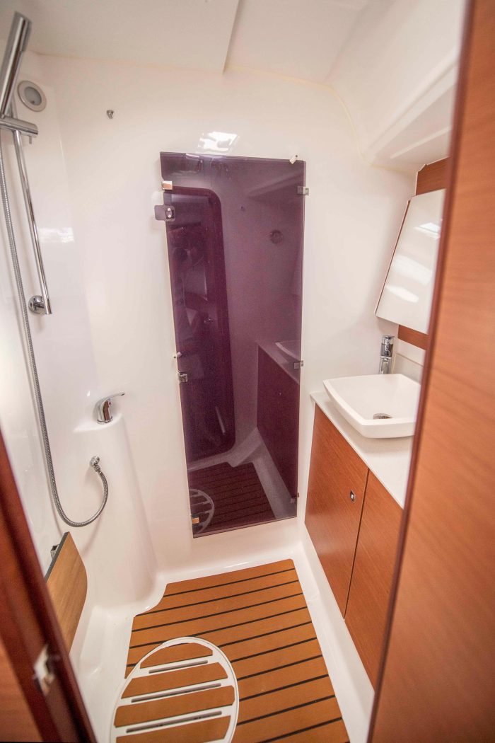 bath, Dufour 520, sailboat for sale