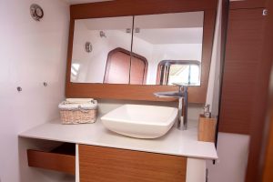 bath, Dufour 520, sailboat for sale