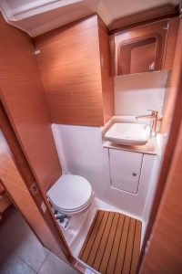 bath, Dufour 520, sailboat for sale