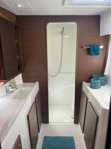 bath, Lagoon 42, catamaran for sale