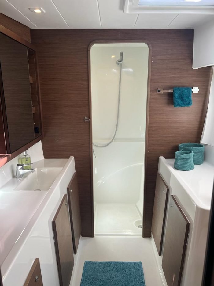 bath, Lagoon 42, catamaran for sale