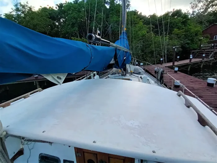 deck, Brewer 35 Huromic, sailboat for sale