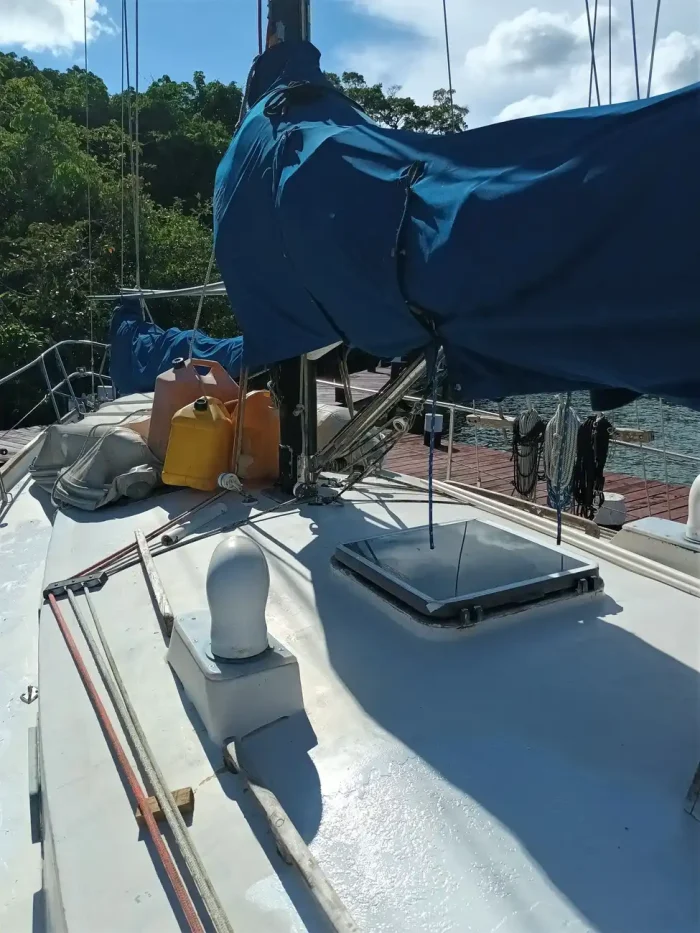 deck, Brewer 35 Huromic, sailboat for sale