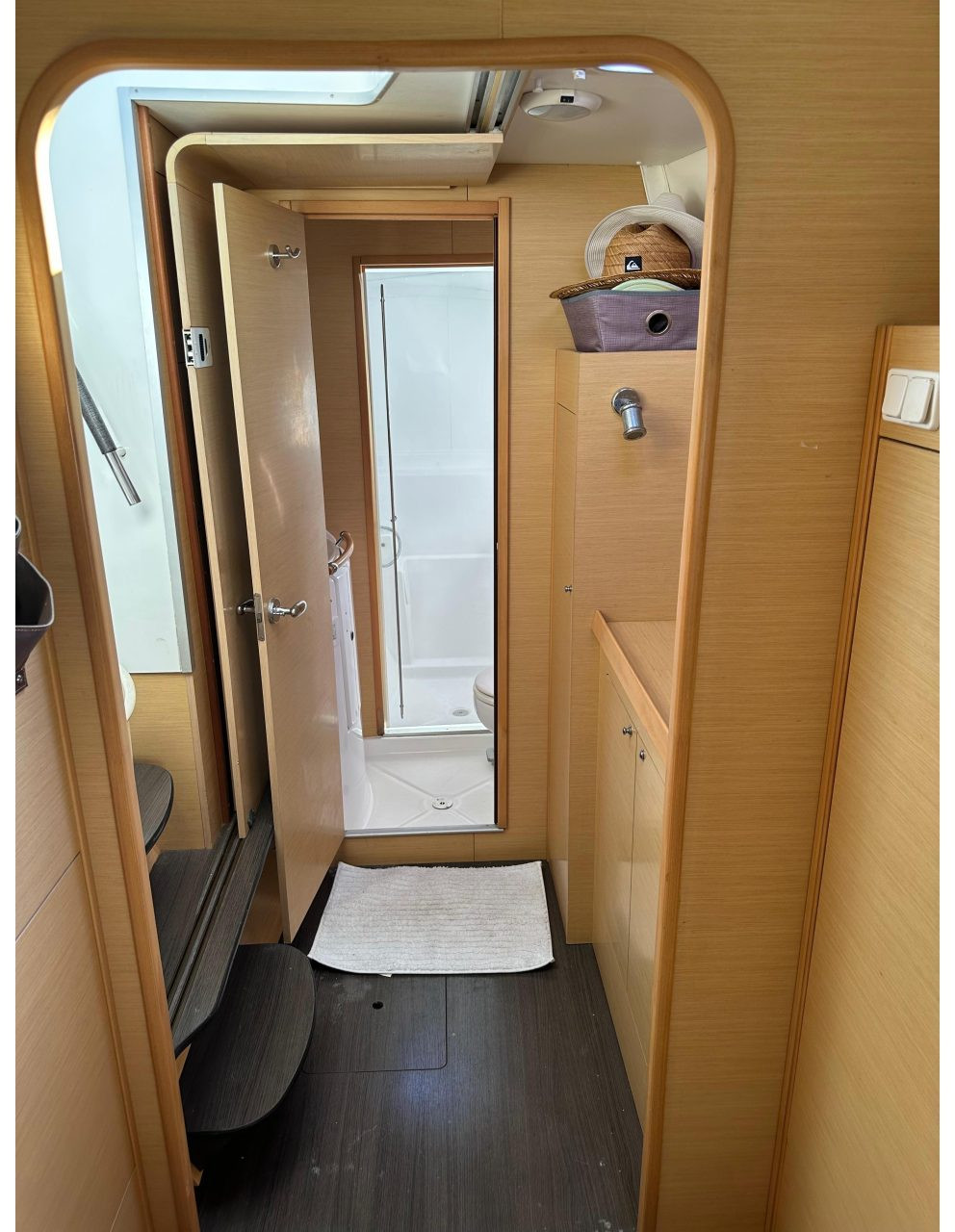 bath, Lagoon 380, catamaran for sale