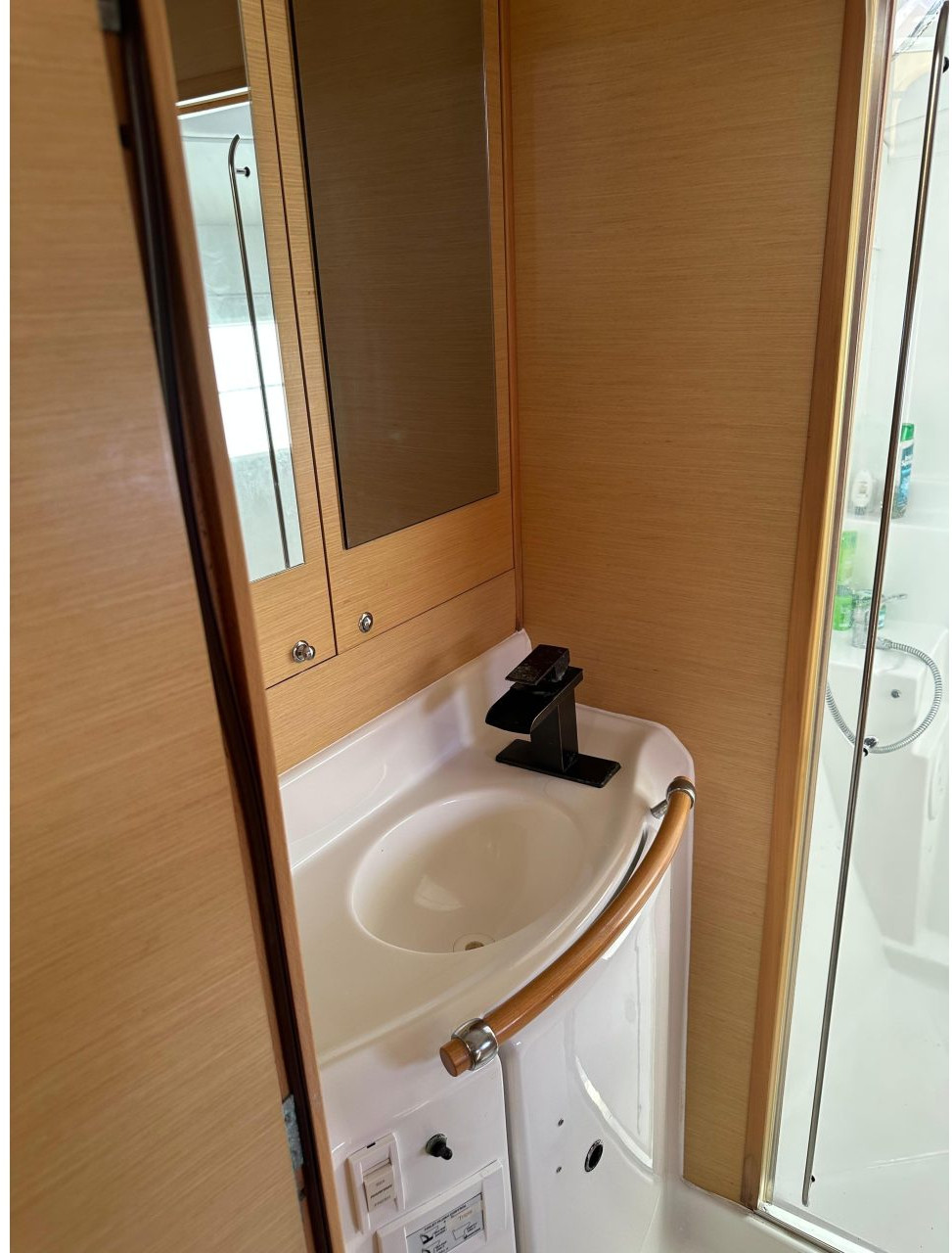 bath, Lagoon 380, catamaran for sale