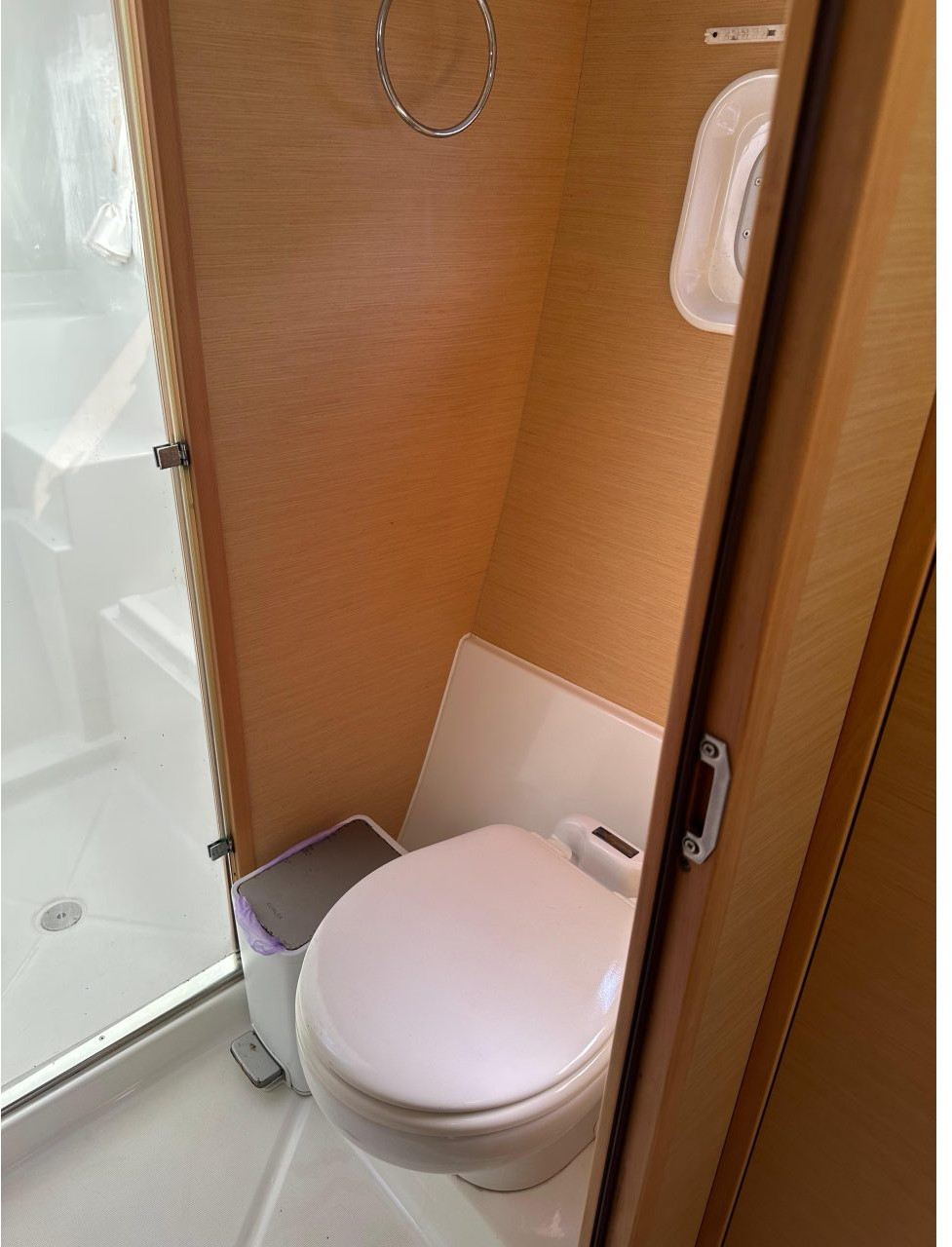 bath, Lagoon 380, catamaran for sale