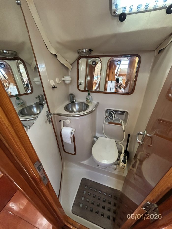 bath, Beneteau 500 Oceanis, sailboat for sale