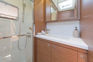 bath, Lagoon 52F, catamaran for sale