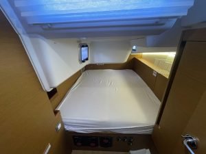 bed, Jeanneau 490, sailboat for sale
