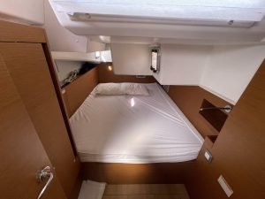 bed, Jeanneau 490, sailboat for sale