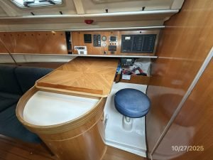 salon, Beneteau 38s5, sailboat for sale