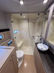 bath, Bali 4.3, catamaran for sale