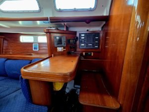 navigation station, Beneteau 473 Oceanis, sailboat for sale