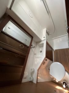 bath, Lagoon 450, catamaran for sale