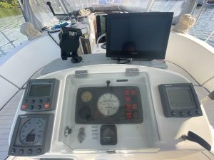 helm, Beneteau 400 Oceanis, sailboat for sale