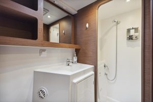 bath, Lagoon 42, catamaran for sale