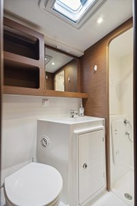 bath, Lagoon 42, catamaran for sale