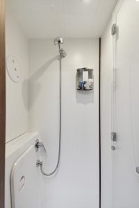 bath, Lagoon 42, catamaran for sale