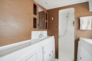 bath, Lagoon 42, catamaran for sale