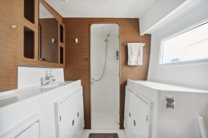 bath, Lagoon 42, catamaran for sale