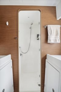 bath, Lagoon 42, catamaran for sale