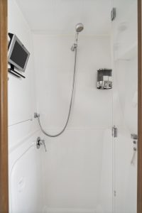 bath, Lagoon 42, catamaran for sale