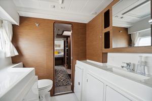 bath, Lagoon 42, catamaran for sale