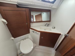 bath, Beneteau 45 Oceanis, sailboat for sale