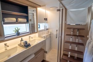 bath, Lagoon Sixty 7, power catamaran for sale