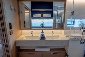 bath, Lagoon Sixty 7, power catamaran for sale