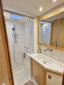 bath, Lagoon 450, catamaran for sale