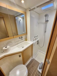 bath, Lagoon 450, catamaran for sale