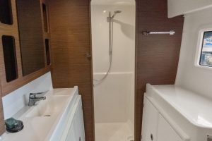 bath, Lagoon 42, catamaran for sale