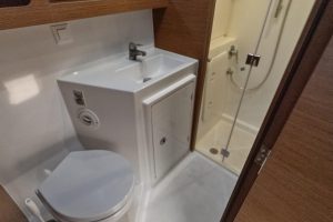 bath, Lagoon 42, catamaran for sale