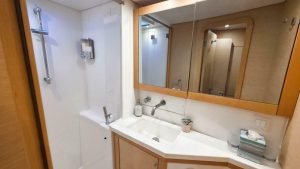 bath, Lagoon 450, catamaran for sale