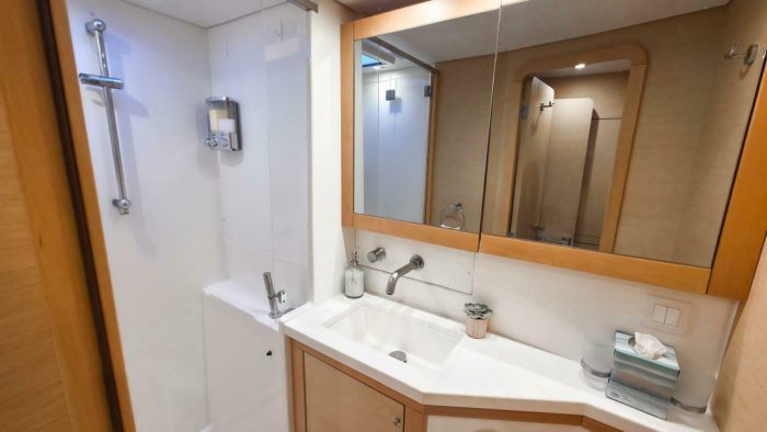 bath, Lagoon 450, catamaran for sale