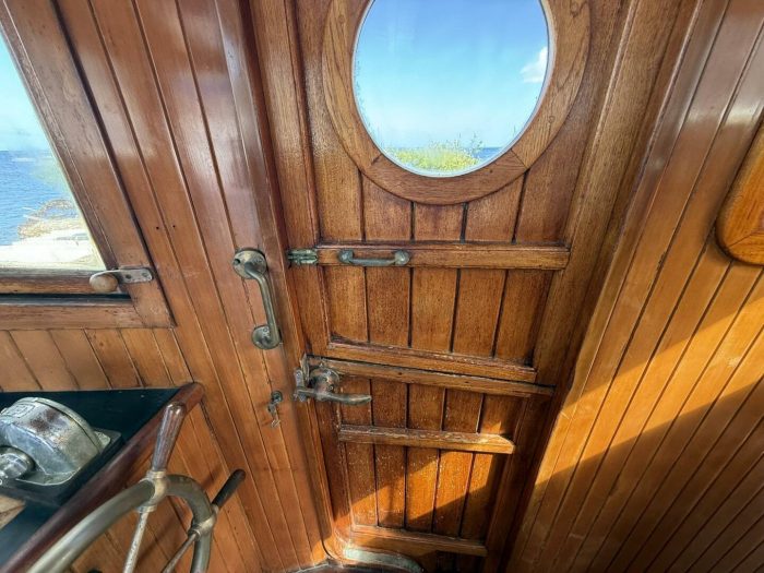 navigation station, Victory Tug 37, trawler for sale