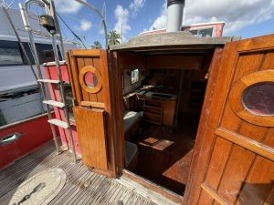 salon, Victory Tug 37, trawler for sale