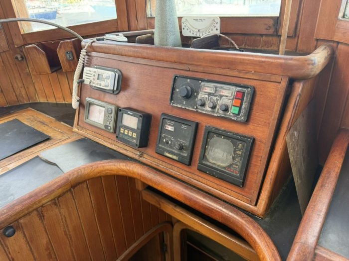 navigation station, Victory Tug 37, trawler for sale