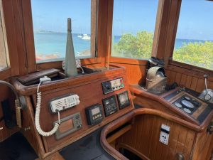 navigation station, Victory Tug 37, trawler for sale