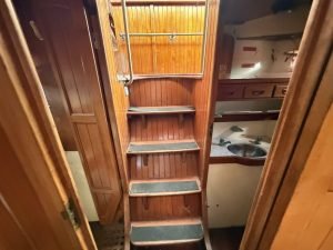 bed, Victory Tug 37, trawler for sale