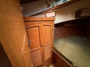 bed, Victory Tug 37, trawler for sale