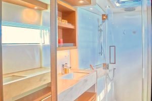 bath, Lagoon 50, catamaran for sale