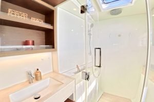 bath, Lagoon 50, catamaran for sale