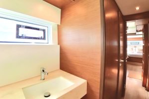 bath, Lagoon 50, catamaran for sale